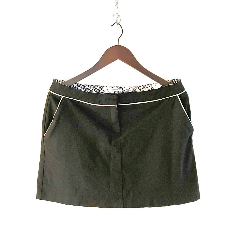 Izod Black and White trim golf skort